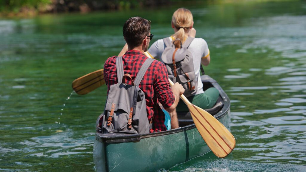 Couple canoeing to burn calories