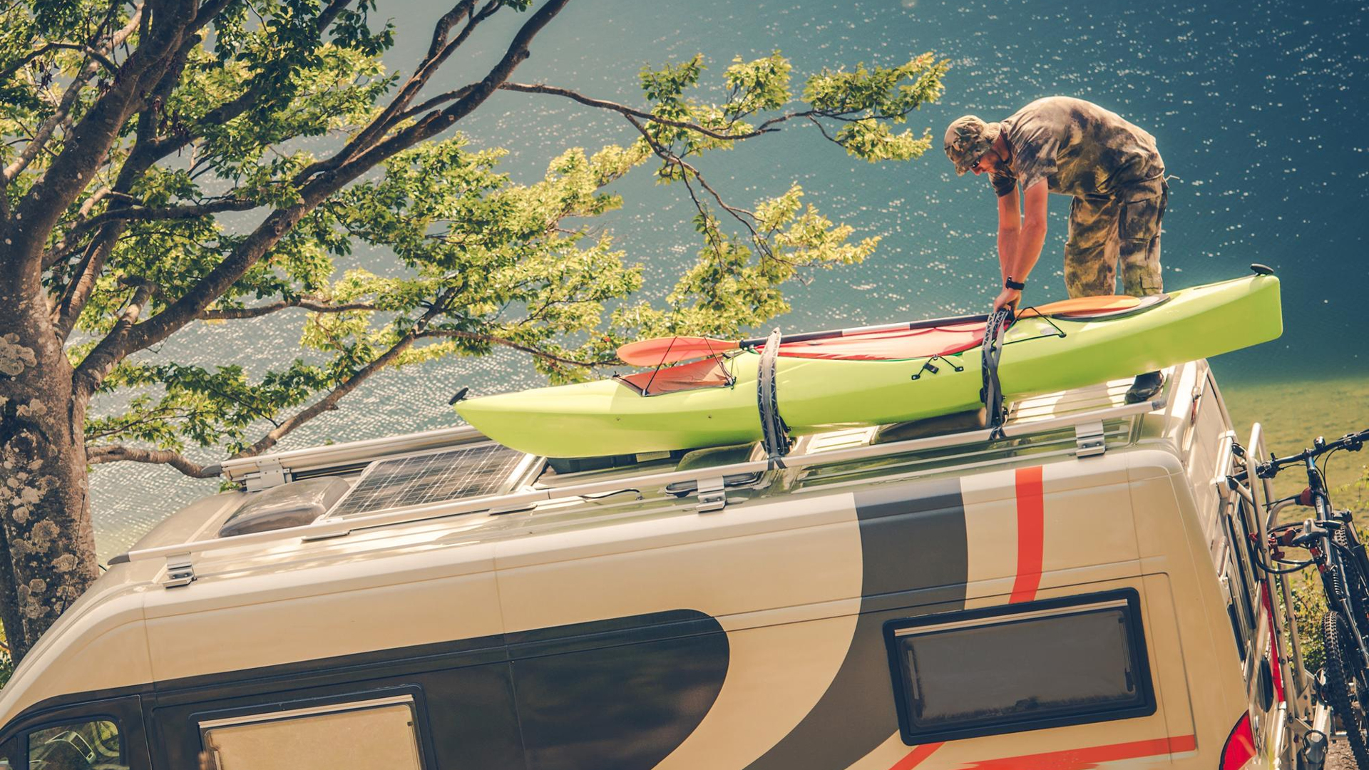You are currently viewing How To Tie A Canoe On Your Car Roof? A Complete Guide